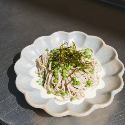 Fideos soba, guisantes y crema de wasabi