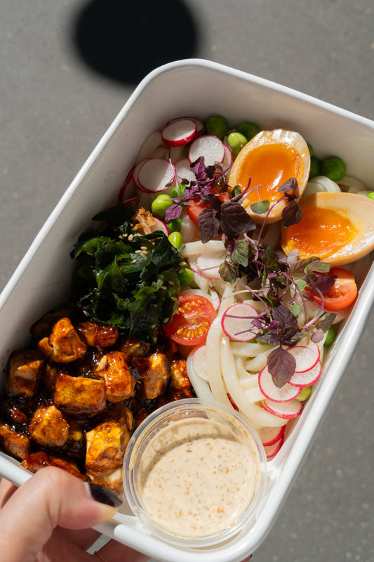 Ricetta bento con tofu teriyaki, spaghetti udon e salsa di sesamo