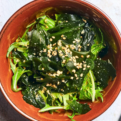 Salat aus Wakame, Rucola und Sesam