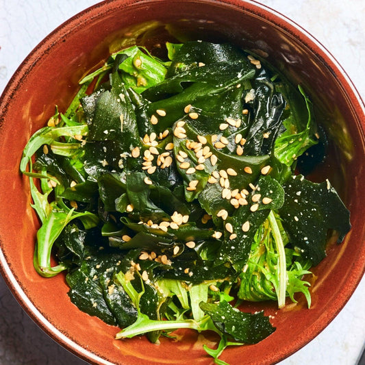 Wakame-Salat mit Rucola und Sesam 