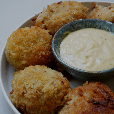 Arancini japoneses con miso y mozzarella, con salsa de mayonesa y yuzukosho