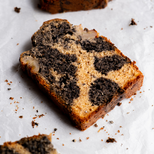 Pan de plátano con sésamo negro