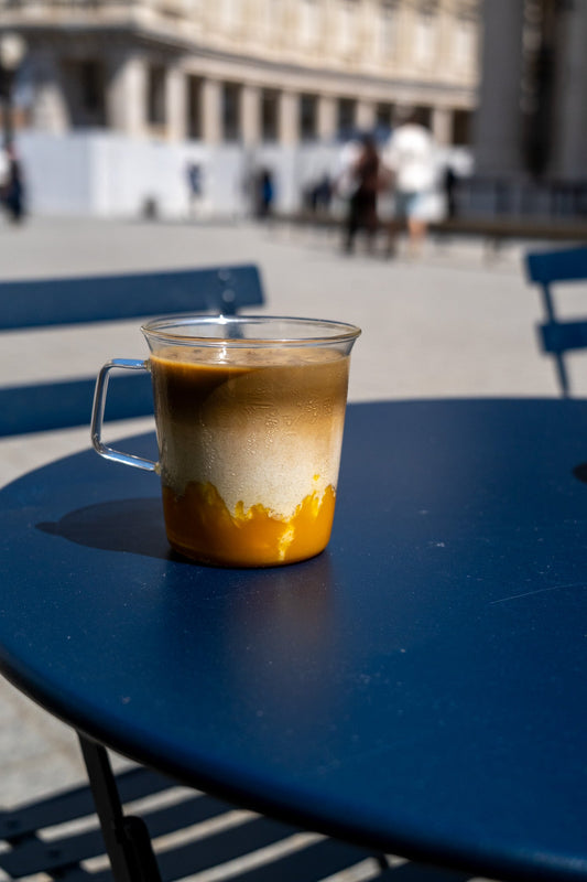Latte glacé hojicha mangue