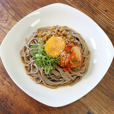 Soba in Natto und Kimchi wie Kamatama