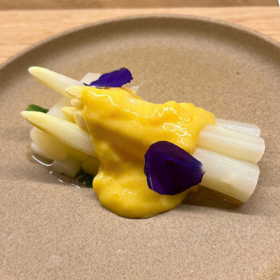 Witte asperges met miso en yuzu -saus