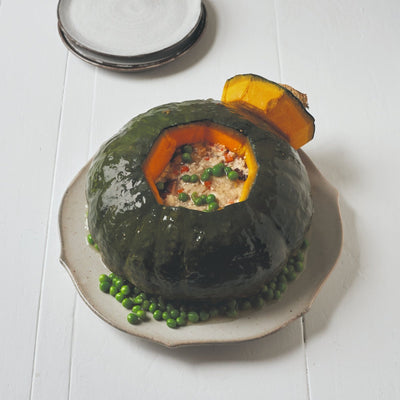 Kabocha mit Hühnchen und Gemüse gefüllt