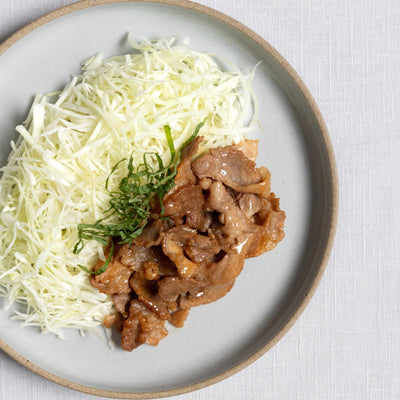 Sautes Schweinefleisch mit geriebenem Daikon und Sojasauce