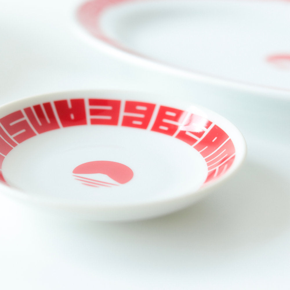 Plato con el logotipo rojo ⋅ BEAMS JAPAN