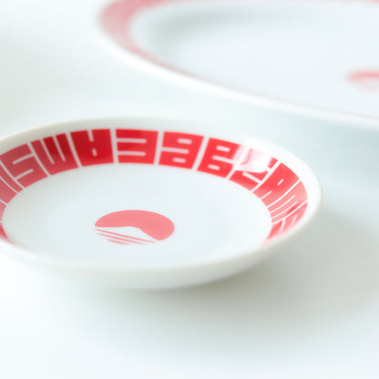 Plato con el logotipo rojo ⋅ BEAMS JAPAN