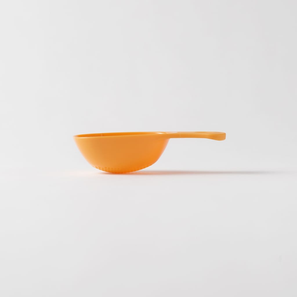 Cuillère à saupoudrer orange ⋅ Marna