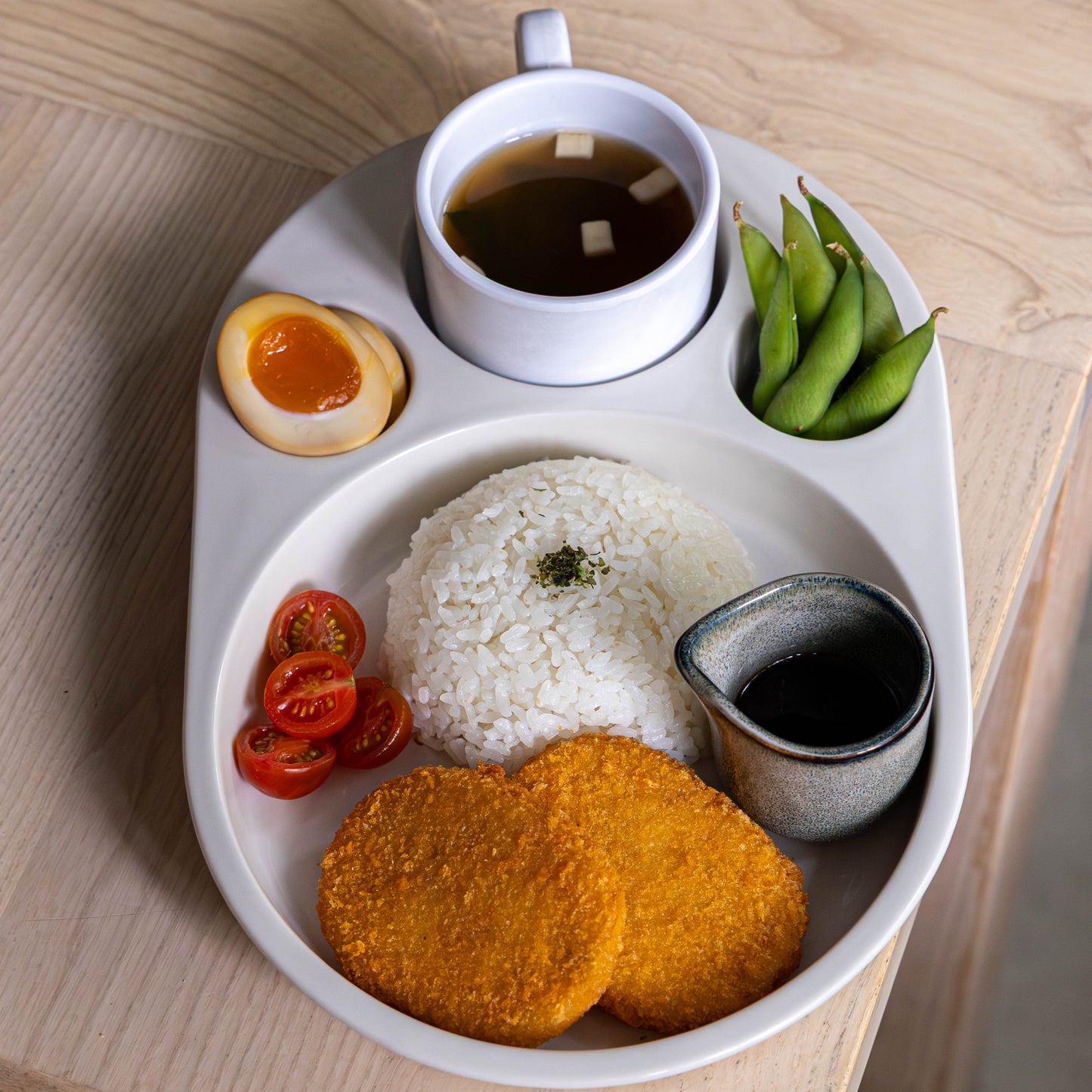 Assiette curry trieur blanche par Yota Kakuda ⋅ Nakazen
