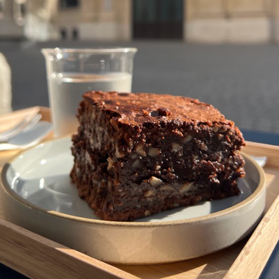 Brownie mit schwarzem Sesam