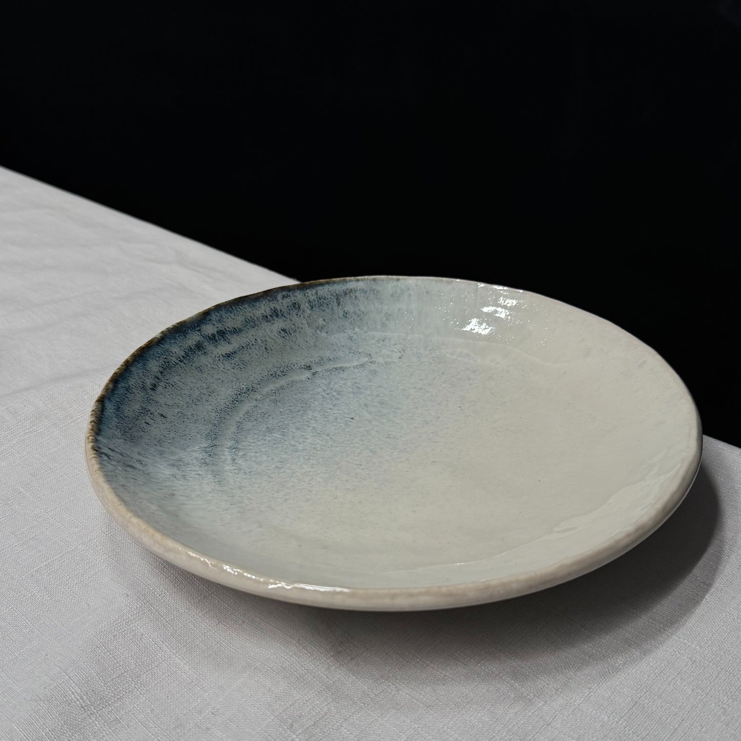 Assiette patina tournée à la main bleue Ø 243mm ⋅ Touga