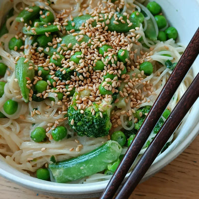 Fideos Somen con sésamo y verduras