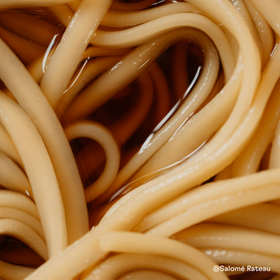 udon frío, mentsuyu y tenkasu con sencha