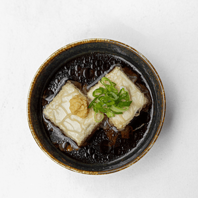 Tofu frito con caldo Dashi y jengibre