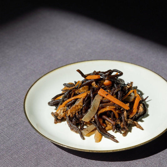 Hijiki con zanahorias, konnyaku y tofu - iRASSHAi