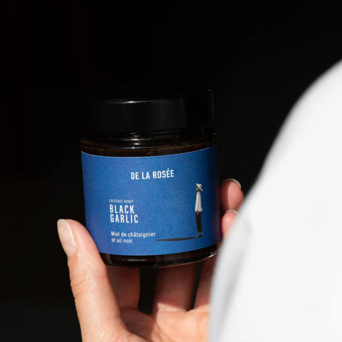 Preparación de miel de castañas y ajo negro ⋅ De la rosée ⋅ 185g