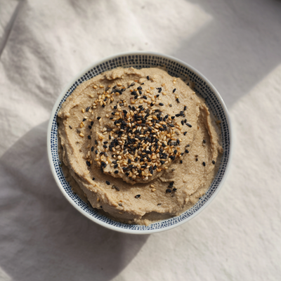 Hummus di sesamo nero giapponese