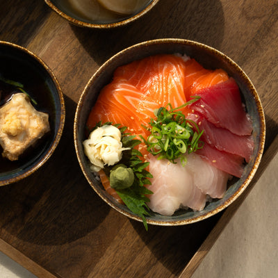 Ricetta del Chirashi Donburi con salmone, tonno e orata