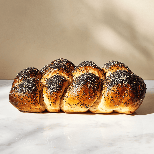 Brioche intrecciata al sesamo salato