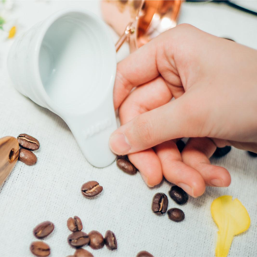 Cucchiaio per V60 in ceramica bianca ⋅ Hario