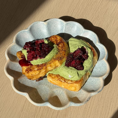 Recept voor brioche met matcha-crème en bramen